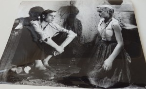 Fotos z filmu "Ubranie prawie jak nowe"