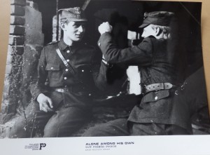 Fotos z filmu "Sam Pośród Swoich"