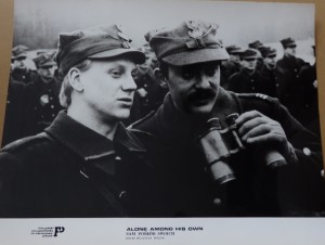 Fotos z filmu "Sam Pośród Swoich"