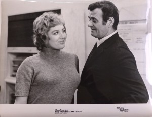 Fotos z filmu "Kłopotliwy Gość"