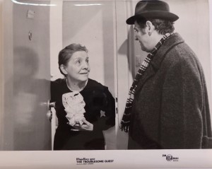 Fotos z filmu "Kłopotliwy Gość"