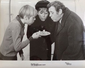 Fotos z filmu "Kłopotliwy Gość"