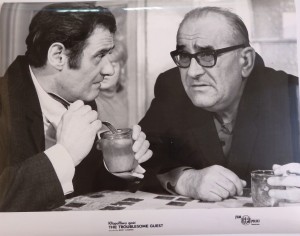 Fotos z filmu "Kłopotliwy Gość"
