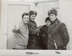 Fotos z filmu "Kłopotliwy Gość"