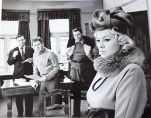 Fotos z filmu "Morderca zostawia ślad"