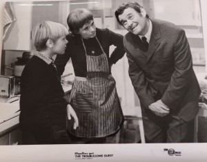 Fotos z filmu "Kłopotliwy Gość"