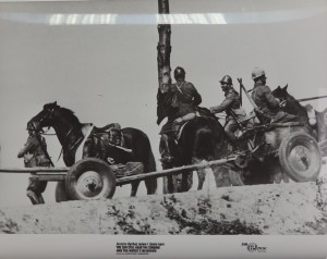 Fotos z filmu "Jeszcze Słychać Śpiew i Rżenie Koni"