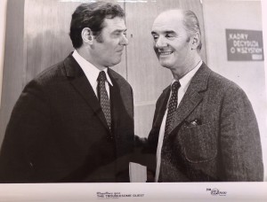 Fotos z filmu "Kłopotliwy Gość"